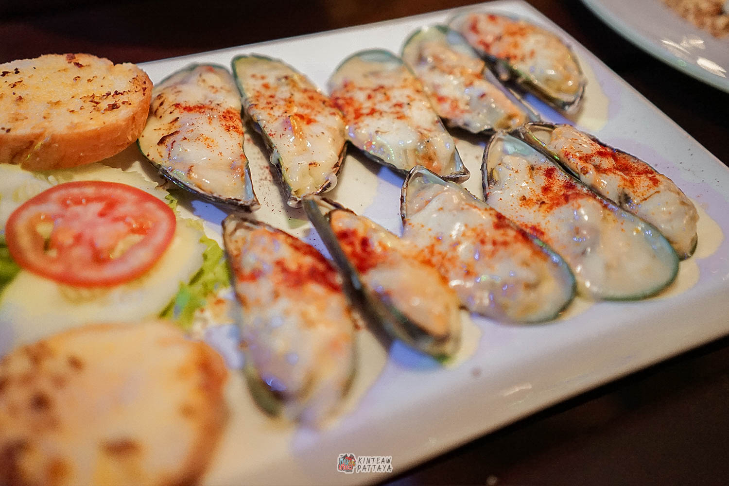 Baked mussels with garlic bread